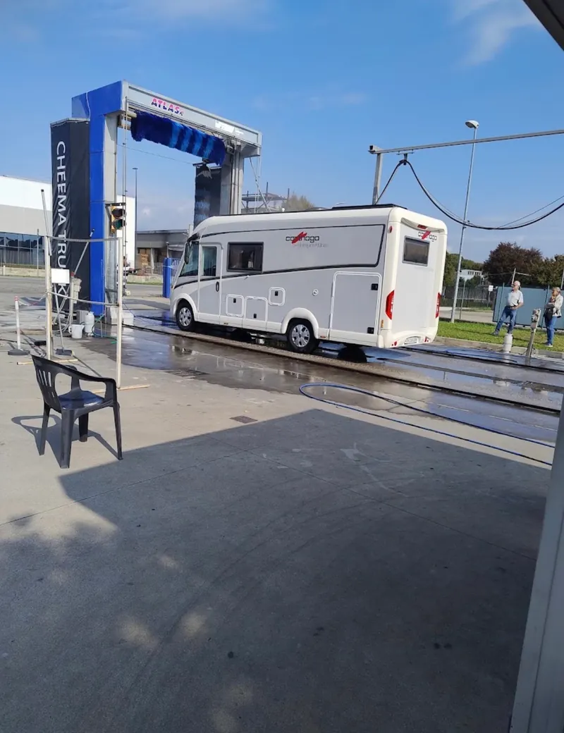 Camper nell'area lavaggio Cheema Truck Wash