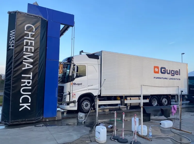 Impianto Cheema Truck Wash durante il lavaggio di un camion