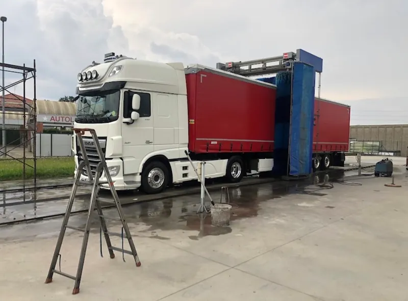 Autoarticolato bianco e rosso durante il lavaggio