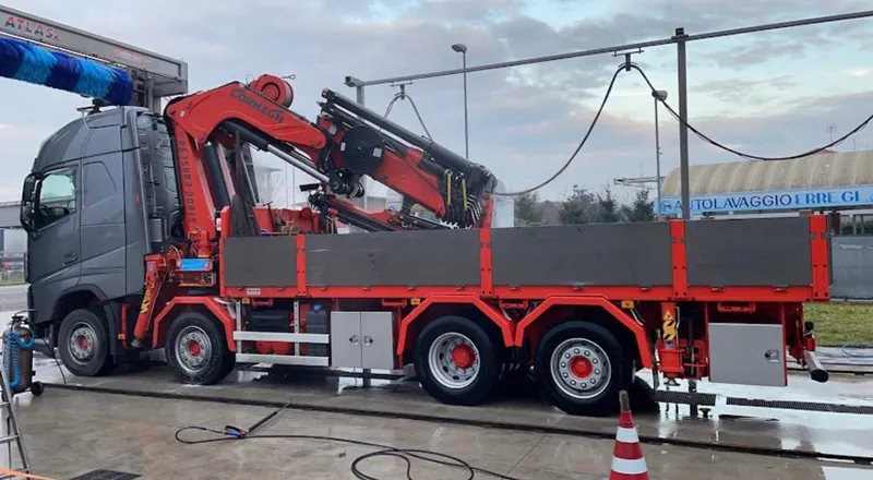 Autocarro con gru appena lavato
